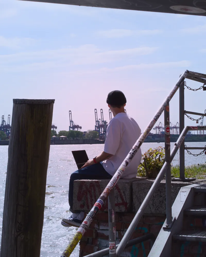 Matze mit Laptop am Hamburger Hafen